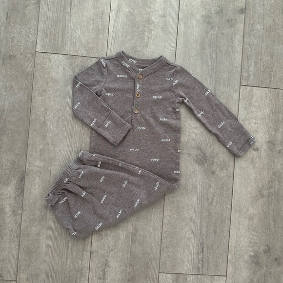 Adorable baby modern nightgown sleeper 3 months boy or
Girl 
Never worn - Picture 9 of 9